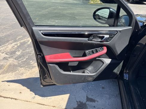 Used 2023 Porsche Macan Turbo image 9