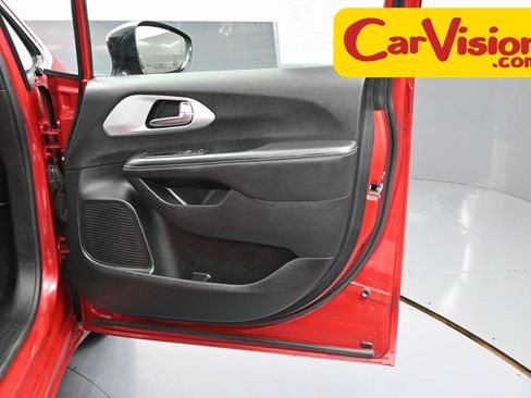 Used 2025 Chrysler Pacifica Limited image 43