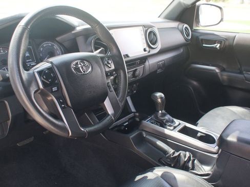 Used 2021 Toyota Tacoma TRD Off-Road w/ TRD Premium Off Road Package AWD/4WD image 15