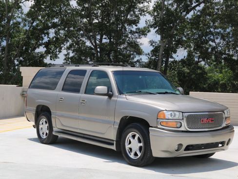 Used 2001 GMC Yukon XL Denali AWD/4WD image 2