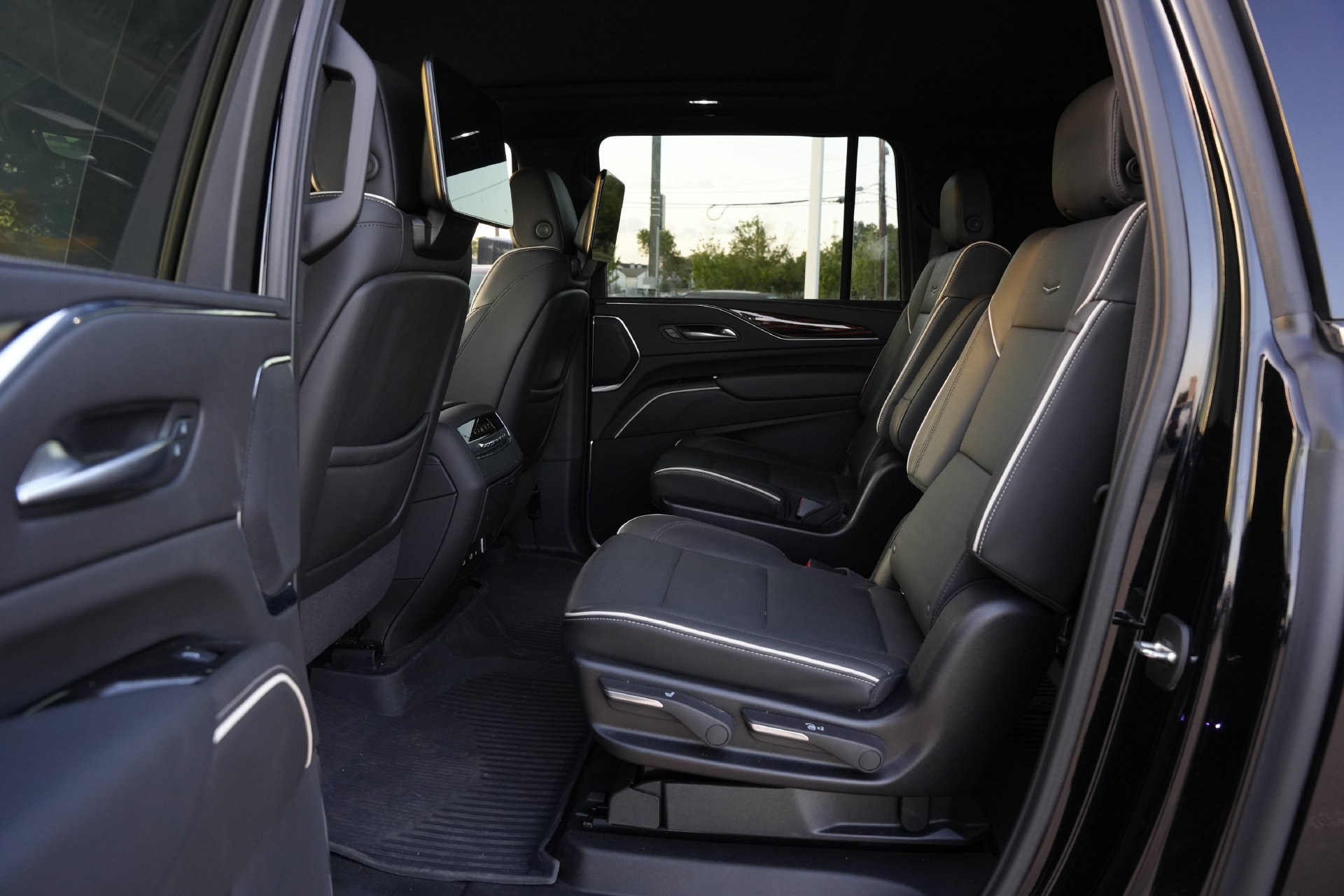 Used 2024 Cadillac Escalade ESV Premium Luxury w/ Performance Package AWD/4WD image 20
