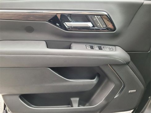 New 2025 Chevrolet Suburban Premier image 17