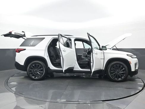 Used 2023 Chevrolet Traverse RS image 34
