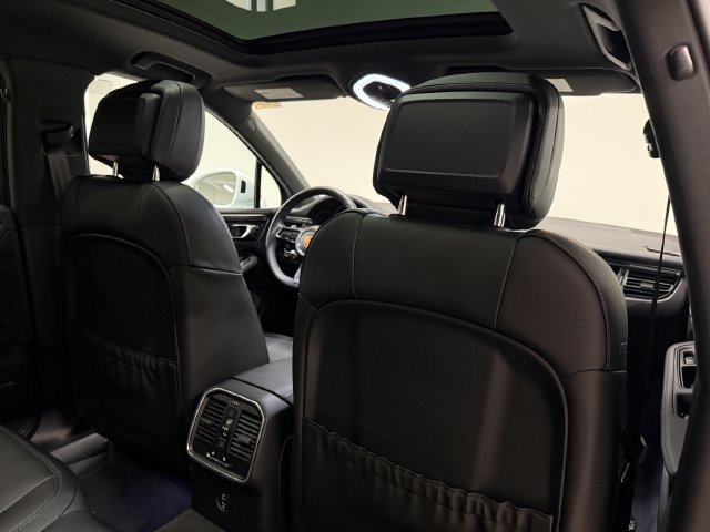 Certified 2026 Porsche Macan AWD/4WD image 30