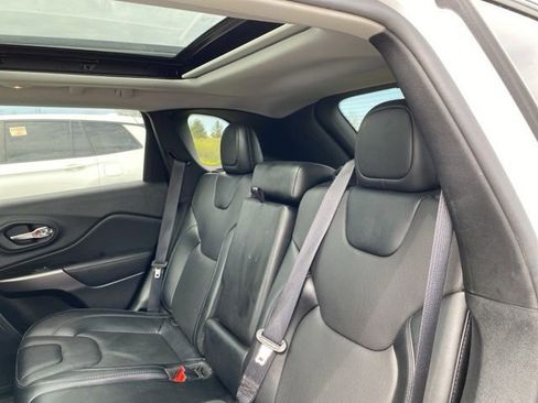 Used 2022 Jeep Cherokee Latitude Lux w/ Sun & Sound Group AWD/4WD image 16