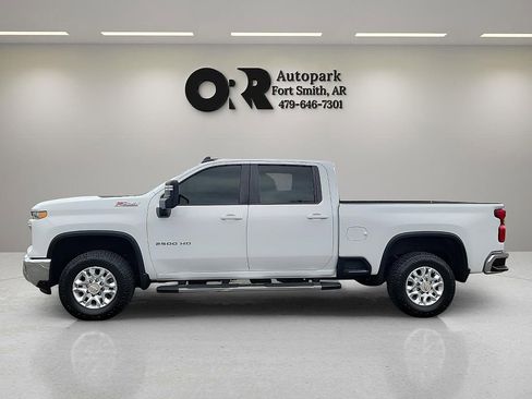 Used 2024 Chevrolet Silverado 2500 LT AWD/4WD image 3