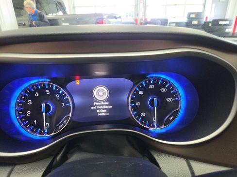 Used 2019 Chrysler Pacifica Touring Plus w/ Advanced Safetytec Group FWD image 5