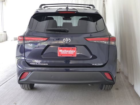 Used 2023 Toyota Highlander XLE AWD/4WD image 30