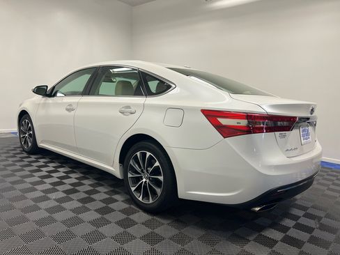 Used 2017 Toyota Avalon XLE Premium image 10