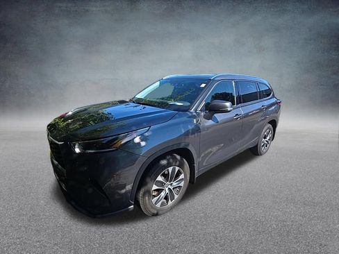 Used 2021 Toyota Highlander XLE AWD/4WD image 2