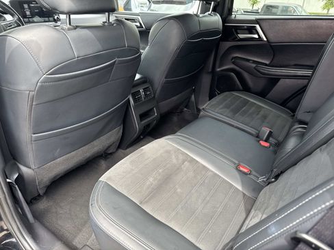 Used 2024 Mitsubishi Outlander FWD image 11