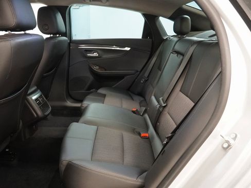 Used 2015 Chevrolet Impala LT w/ Convenience Package image 25