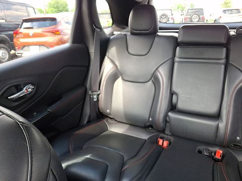 Used 2019 Jeep Cherokee Trailhawk AWD/4WD image 12