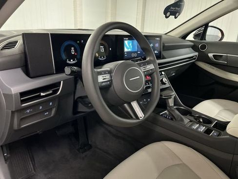 Used 2025 Hyundai Sonata SE FWD image 10