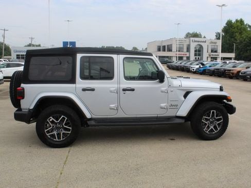 Used 2024 Jeep Wrangler Unlimited Sahara w/ Technology Group AWD/4WD image 6