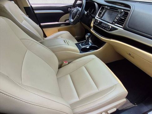 Used 2019 Toyota Highlander XLE AWD/4WD image 20