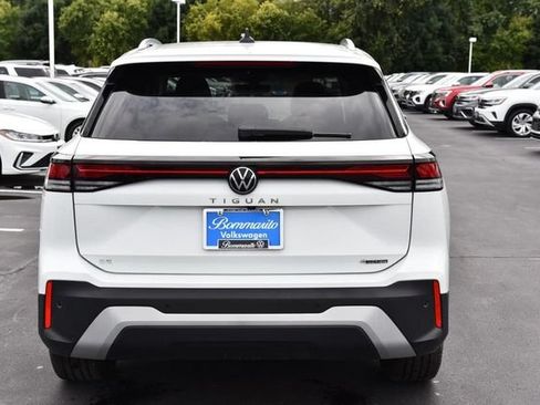 Used 2025 Volkswagen Tiguan SE AWD/4WD image 6