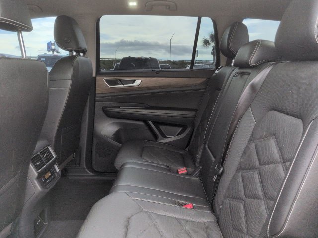 Used 2025 Volkswagen Atlas SE FWD image 16