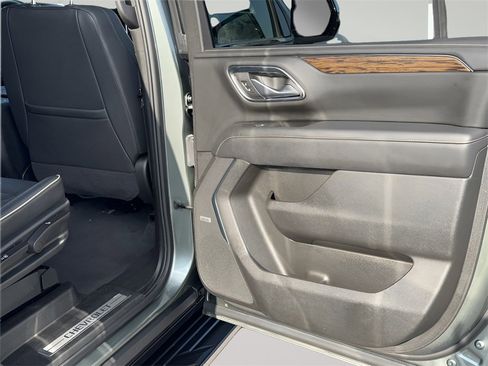 Used 2023 Chevrolet Suburban Premier image 30