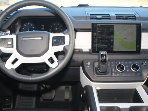 Used 2025 Land Rover Defender 110 S image 4