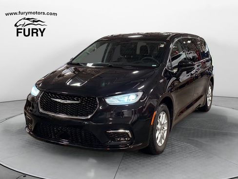 Used 2023 Chrysler Pacifica Touring-L FWD image 7