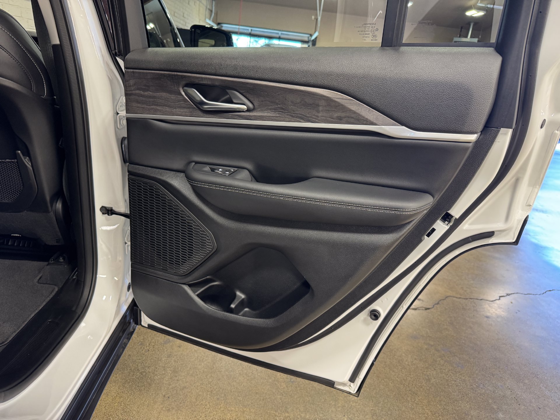 Used 2023 Jeep Grand Cherokee Limited AWD/4WD image 39