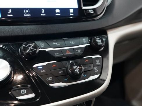 Used 2024 Chrysler Pacifica Touring-L image 28