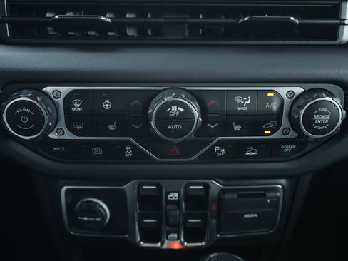 Used 2025 Jeep Wrangler Unlimited Sahara w/ Safety Group image 14