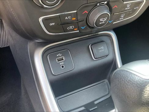 Used 2018 Jeep Compass Sport w/ Tech Group FWD image 28