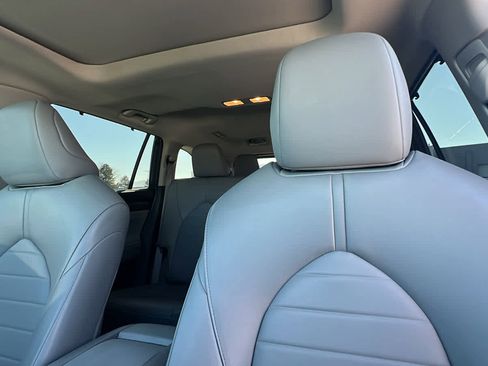 Used 2024 Toyota Highlander XLE image 11