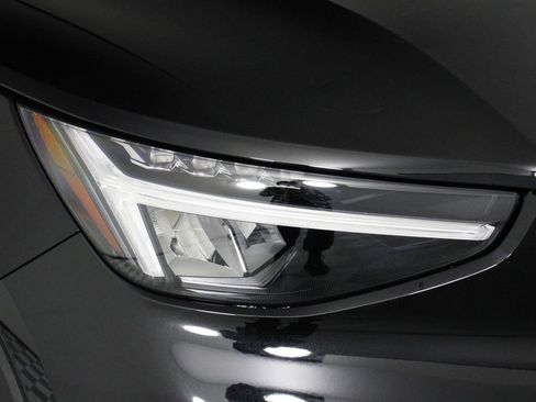 New 2025 Volvo XC40 B5 Core w/ Climate Package AWD/4WD image 14