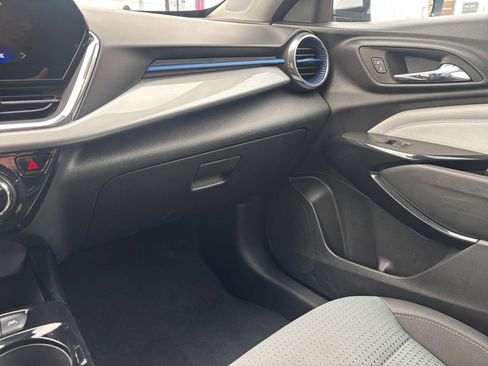 Used 2025 Chevrolet Trax LT w/ LT Convenience Package FWD image 33