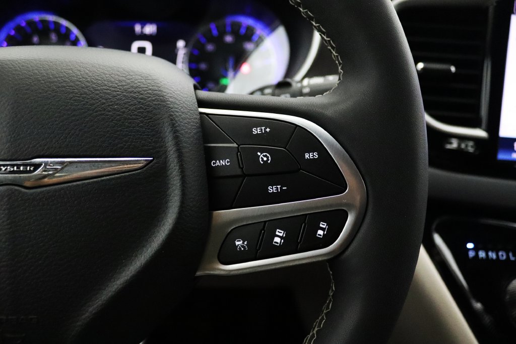 Used 2024 Chrysler Pacifica Touring-L FWD image 18