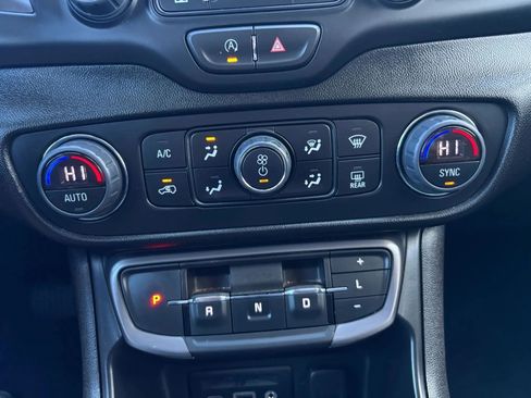 Used 2024 GMC Terrain AT4 image 12