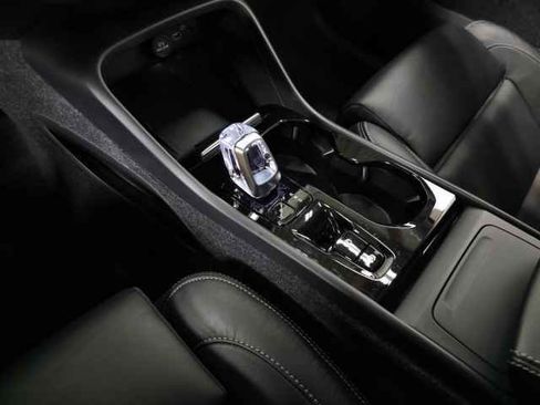 Certified 2023 Volvo XC40 B5 Plus w/ Protection Package Premier image 31