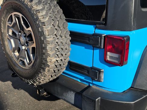 Used 2017 Jeep Wrangler Unlimited Rubicon w/ Cold Weather Group AWD/4WD image 10