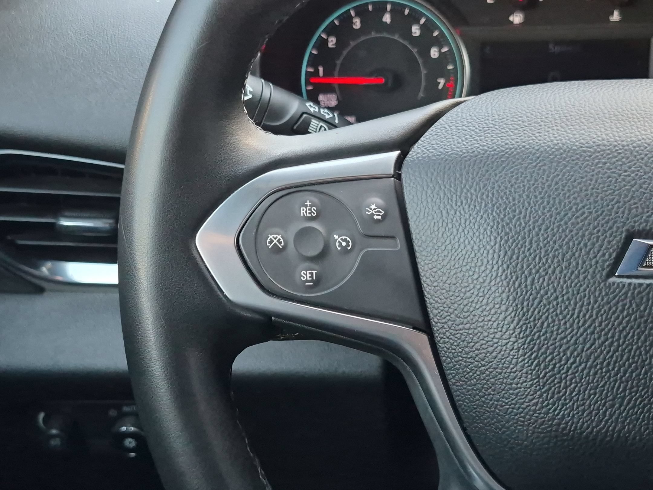 Used 2023 Chevrolet Traverse LT FWD image 15