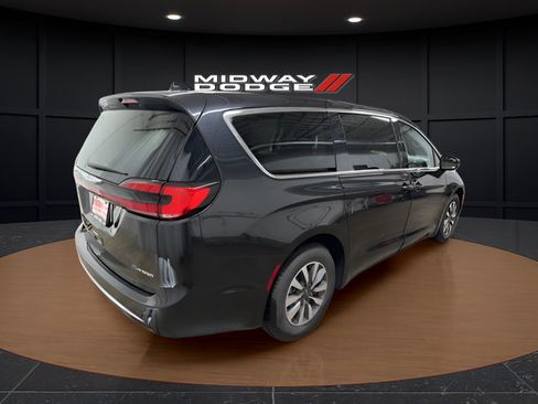 Used 2024 Chrysler Pacifica Limited FWD image 4