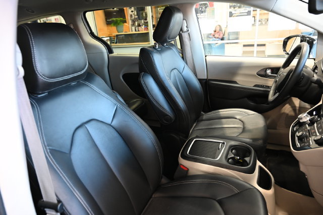 Used 2024 Chrysler Pacifica Touring-L FWD image 8