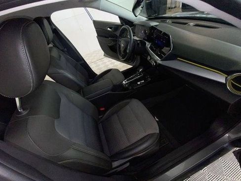 Used 2025 Chevrolet Trax LT FWD image 42