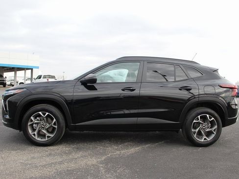 Used 2025 Chevrolet Trax LT w/ LT Convenience Package image 4