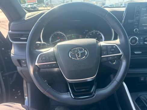 Used 2022 Toyota Highlander XSE FWD image 29