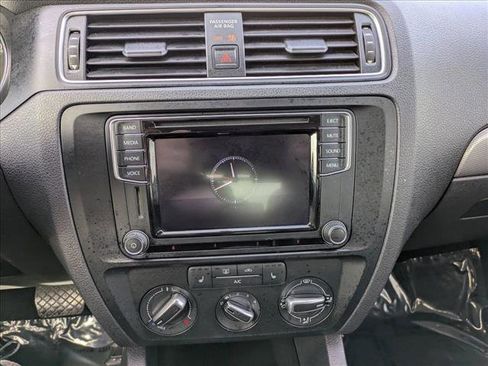 Used 2017 Volkswagen Jetta SE image 14