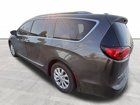 Used 2018 Chrysler Pacifica Touring-L Plus image 3