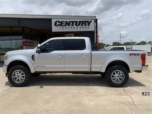 Used 2017 Ford F250 Lariat w/ Lariat Ultimate Package AWD/4WD image 4