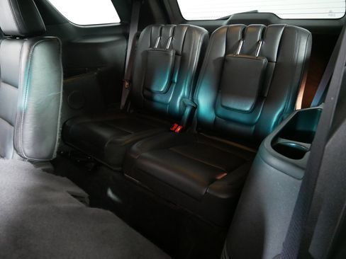 Used 2015 Ford Explorer XLT w/ Equipment Group 202B AWD/4WD image 33