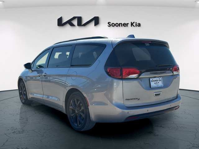 Used 2019 Chrysler Pacifica Touring-L w/ S Appearance Package FWD image 4