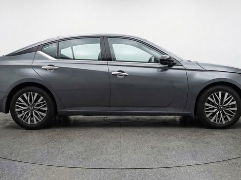 Used 2025 Nissan Altima 2.5 SV image 11