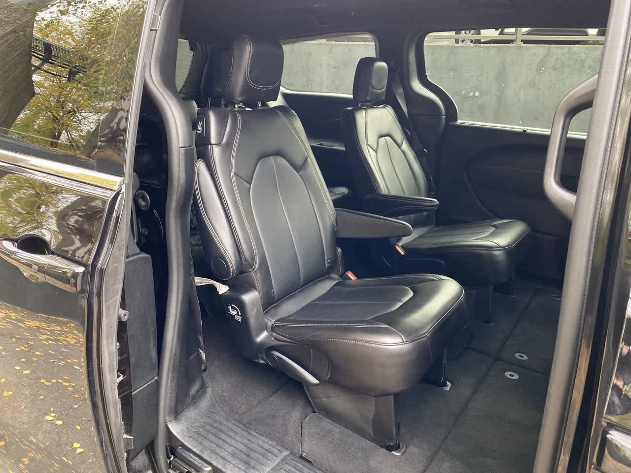Used 2025 Chrysler Pacifica Select FWD image 16