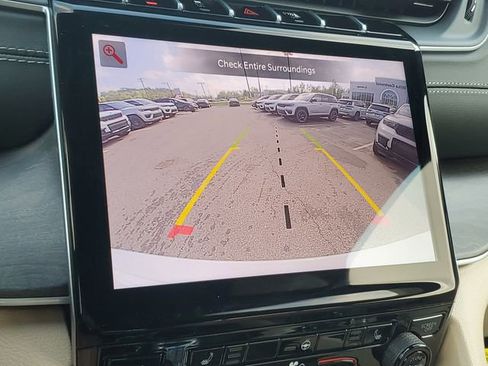 New 2025 Jeep Grand Cherokee Limited image 11